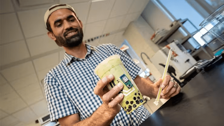 dfrobotcn's tweet image. . @UCSanDiego researchers created a smart cup sticker that tracks vitamin C levels &amp;amp; powers itself with your sweat!

No batteries, no hassle - just grip your cup and get health data on your phone.

Amazing work by Profs. Mercier &amp;amp; Wang!

🔗 hackster.io/news/this-unaw…