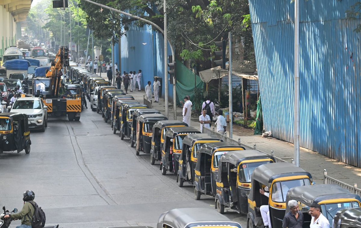 Mumbai autos wait in queue at Mulund. With many autos off roads, travel for many likely to be hit. Pics by <a href="/sanjayhTOI/">sanjay hadkar</a>