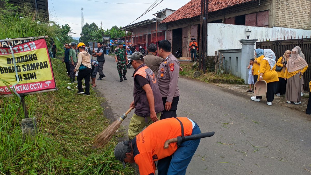 DMutoan's tweet photo. Gotong Royong Membangun Desa; wujud nyata kerja kolaboratif semua pihak dalam Membangun Bangsa
#TerimaKasihYandriSusanto
#SelamatkanDesaDariNarkotika
#DesaBersinar
#DesaGotongRoyong
@prabowo
@YandriSusanto
@ArizaPatria https://t.co/B8vWnVvqPZ