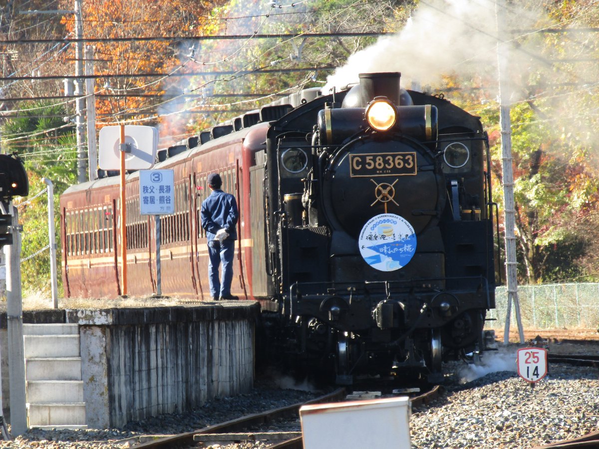 『あづき 』 緑青色 額縁 に入れて 。 SL パレオエクスプレス》 三峰口で出発を待つSLパレオエクスプレス 紅葉に間に合ったので色づい