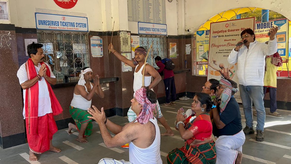 ✨ Nukkad Natak at Ghatsila Station! ✨
To mark the 150th Birth Anniversary of Bhagwan Birsa Munda, a special street play was organised at Ghatsila, spreading awareness about the life, courage &amp; legacy of the legendary Dharti Aaba.
#JanjatiyaGauravVarsh
#BirsaMunda150