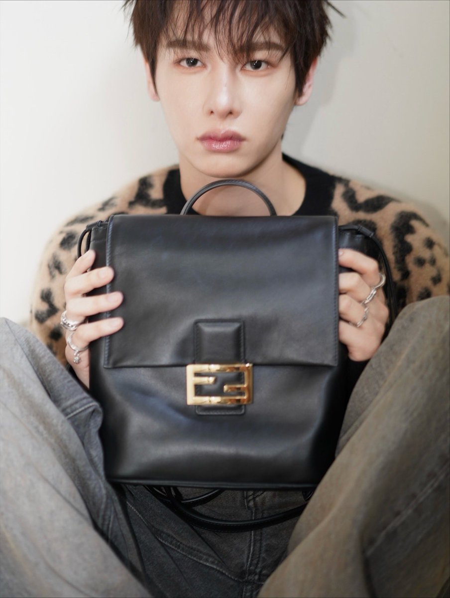 offgun_family's tweet image. Adding the extra touch of style @Fendi 🐆
@AtthaphanP   

📸 IG : gun_atthaphan  

#FENDI 
#กันอรรถพันธ์ #GunAtthaphan