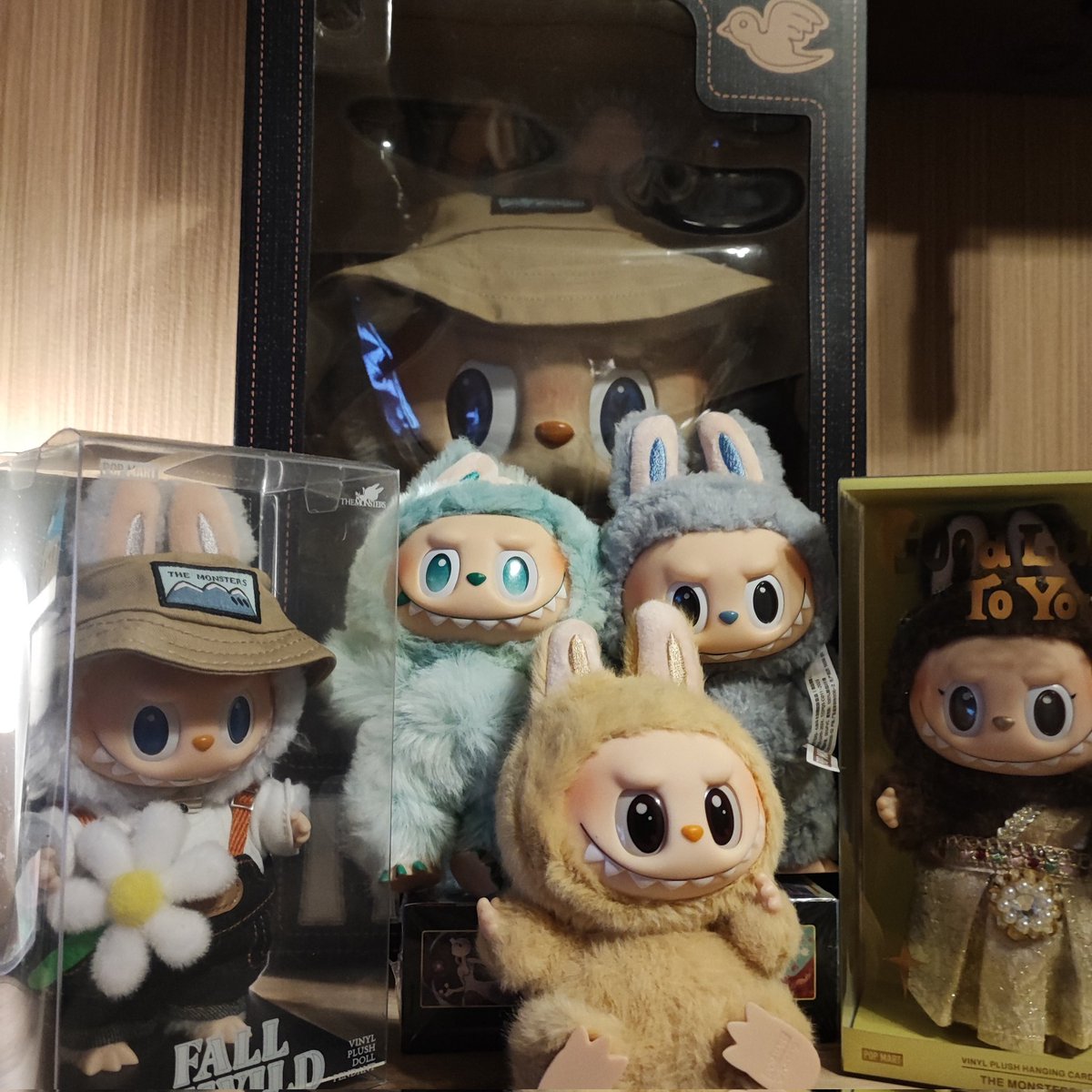 調子に乗ってラブブを捕獲してたら、飾り切れなくなりました😂
この他に10人以上(数え方正しい？)が箱に入ったままに😅
カラーがタブってしまった子も居るので、そのうち🎁しちゃうかも！
固定ポストのオプチャに入っておくと、プレゼント企画を見逃す事がないので良かったら
(つ˙꒳​˙ )っｵｲﾃﾞ