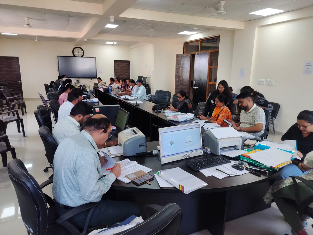 DyDEO_Navsari's tweet photo. Special Intensive Revision (SIR) અંતર્ગત ફેસિલિટેશન સેન્‍ટર ખાતે ફોર્મ ડિજીટાઇઝની BLO દ્વારા થતી કામગીરી.

#SIR #ECI #ElectoralRoll
@CEOgujarat @ECISveep @CollectorNav https://t.co/tvpk4OJqTM