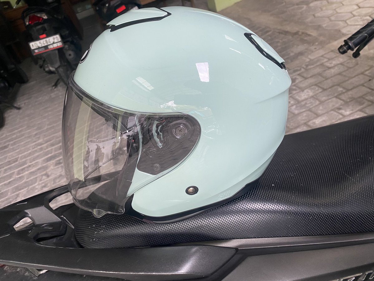 raalice_'s tweet photo. aku mau jual helm KYT kyoto cyan. 
masi mulus, baru dipake beberapa minggu

tawar aja di dm, lok jogja bisa oren/kirim https://t.co/30AbumNGDT