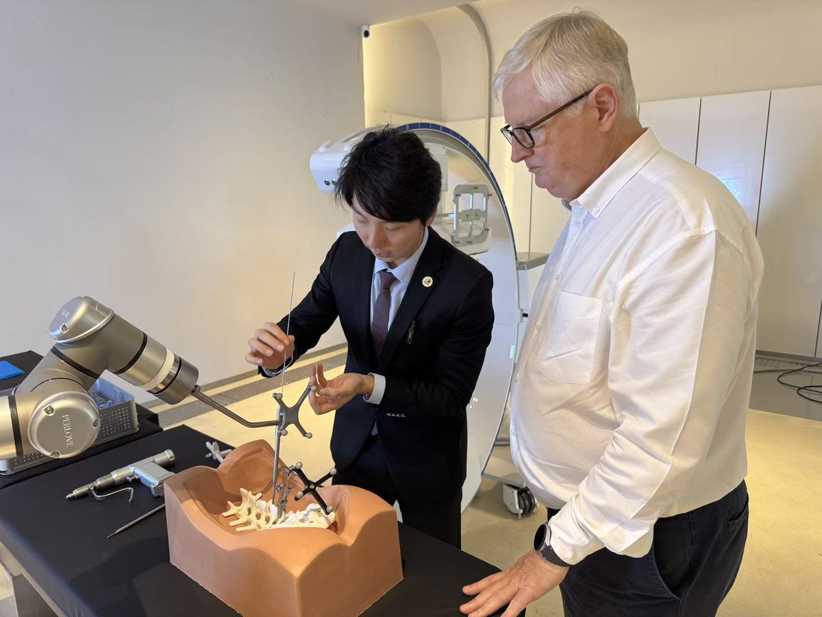 PerloveMedical's tweet photo. Great to welcome our guests from Poland to Perlove Medical! 🇵🇱🤝
They explored our Spinal Surgical Navigation &amp; Robotic System, gaining hands-on insight into its precision and efficiency in spine surgery. 🤖✨
#PerloveMedical #SpineSurgeryRobot #SurgicalNavigation https://t.co/3dV9r5VKFw