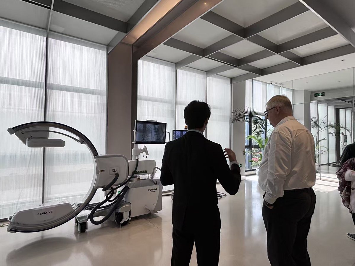 PerloveMedical's tweet photo. Great to welcome our guests from Poland to Perlove Medical! 🇵🇱🤝
They explored our Spinal Surgical Navigation &amp; Robotic System, gaining hands-on insight into its precision and efficiency in spine surgery. 🤖✨
#PerloveMedical #SpineSurgeryRobot #SurgicalNavigation https://t.co/3dV9r5VKFw
