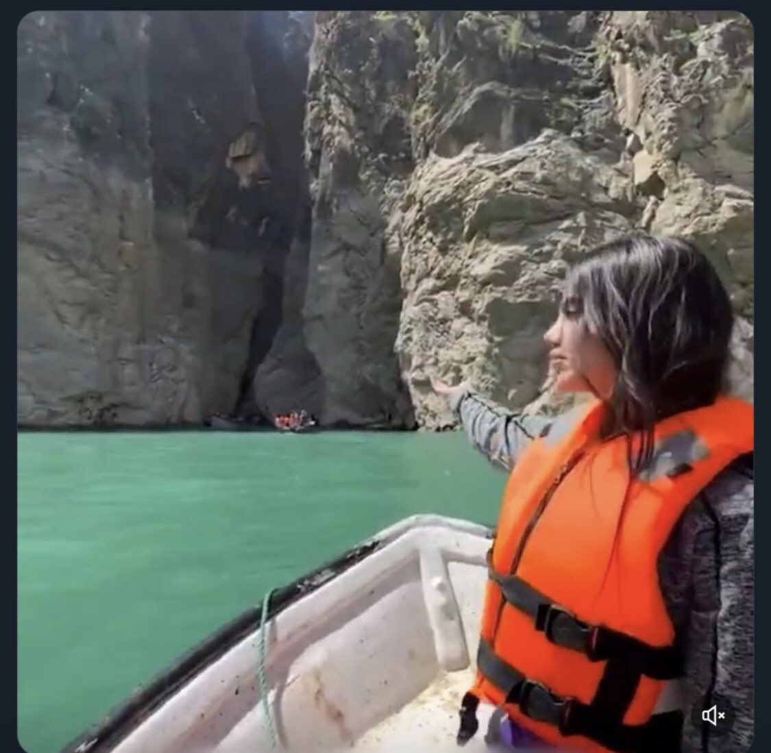 خامنئي وإن كان صادقًا إنه على إتصال دائم مع فوق لماذا لا يطلب بهطول الأمطار من فوق الى تحت عنده ؟؟ 
من يمد يده على ارض الرب السماء تقطف أنفاسه وتعذبه قبل جهنم ليتعود على الحياة تحت تحت … 
مضيق قاسمي في صورتين ….