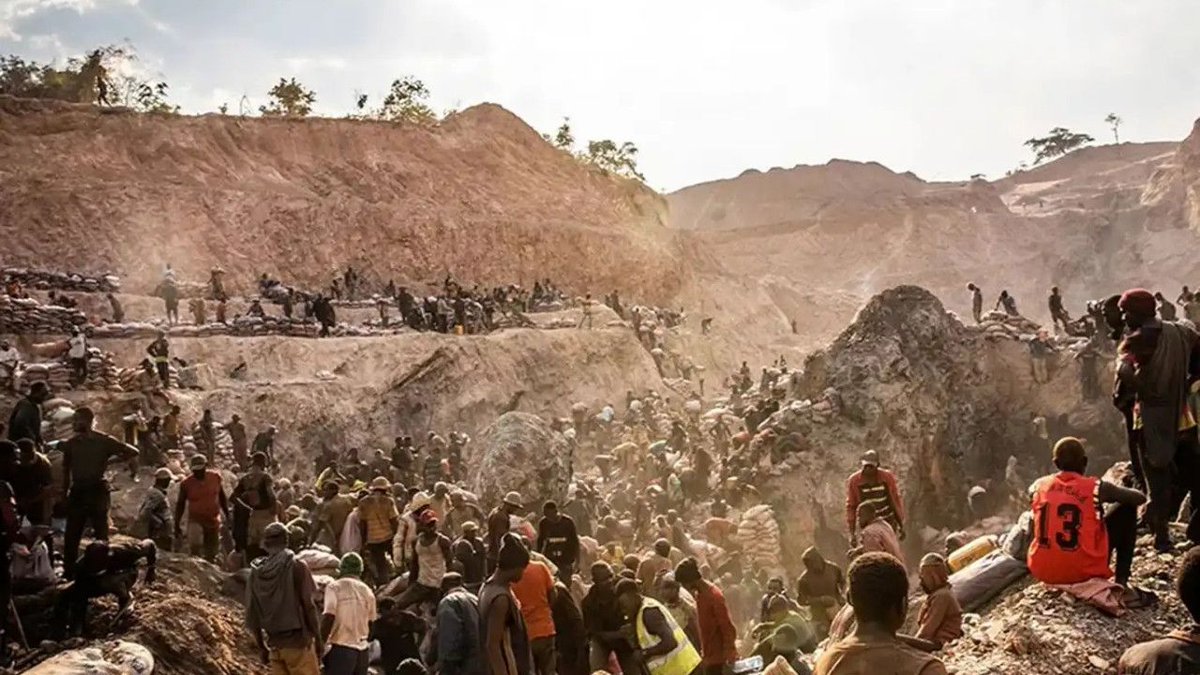 Demokratik Kongo Cumhuriyeti'nde maden sahasında büyük göçük meydana geldi. İlk tespitlere göre en az 70 madenci hayatını kaybetti. 
Maden işçileri dünyanın her yerinde patronların kâr hırsıyla, denetimsizlikle öldürülüyor. 
#KazaDeğilCinayet