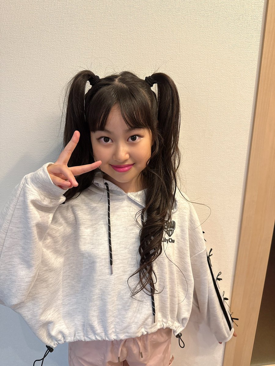 Unity_Yui's tweet image. ママが朝に投稿し忘れてた💦
↓↓↓↓↓↓↓↓↓↓

昨日の 𝐔𝐧𝐢𝐭𝐲 デビューイベントの興奮冷めないまま…♡

今日から修学旅行🚄💨💨
楽しんできまーす💕💕

#unity #ゅぃゅぃ
#unityゅぃゅぃ
#アイドル #デビュー記念日