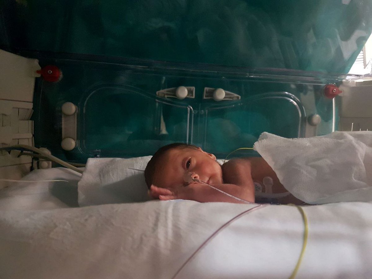 Hoy es el Día Mundial del Prematuro.

Hace 8 años, yo aún no sabía que iba a ser padre de una gran prematura tan solo 11 días después.

La prematuridad que aparece en los libros no tiene nada que ver con la que se vive cuando tu hija nace de 30 semanas y con kilo trescientos