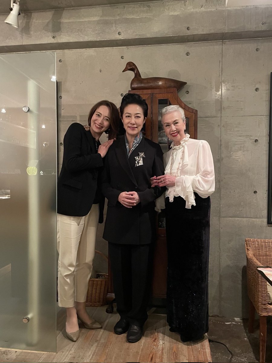 NanamiShiho's tweet photo. 偉大な先輩お二方とトークイベント。
毎日を元気に生きる活力や、私の心にドンピシャに響くご助言を頂き、お二人の目標「健康で長生き」の後を追って、私も100歳まで頑張るぞ！と勇気をもらった１日。

#宝塚 #タカラジェンヌ #OG #アルカンジュ  #高汐巴 さん #マダムチェリー さん https://t.co/2d79QBIEfq