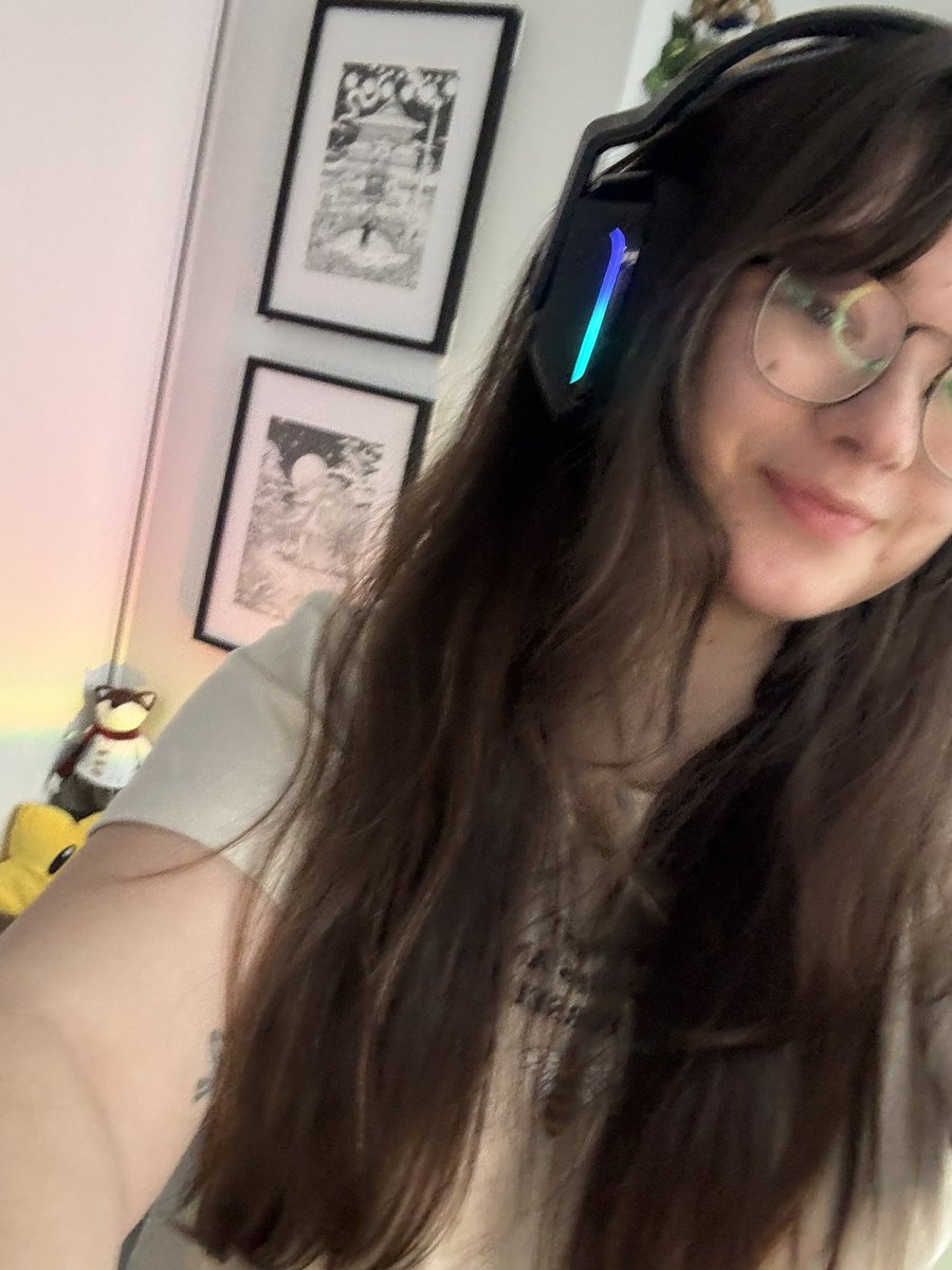 Now live streaming Act 2 of #hollowknightsilkong 
twitch.tv/renaissance101