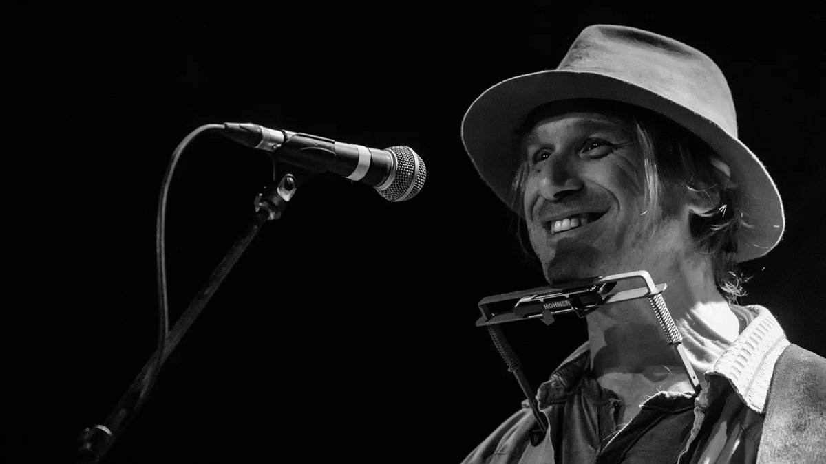 MemeirosM's tweet image. Cantor morre um mês após ser vítima de uma brutal agressão. A tragédia aos 59 anos comove fãs ao redor do mundo.

 #Cantor #MorteDeCantor #AgressãoBrutal #TragédiaNaMúsica #Violência #Famosos #ToddSnider

memeiros.com/2025/11/traged…