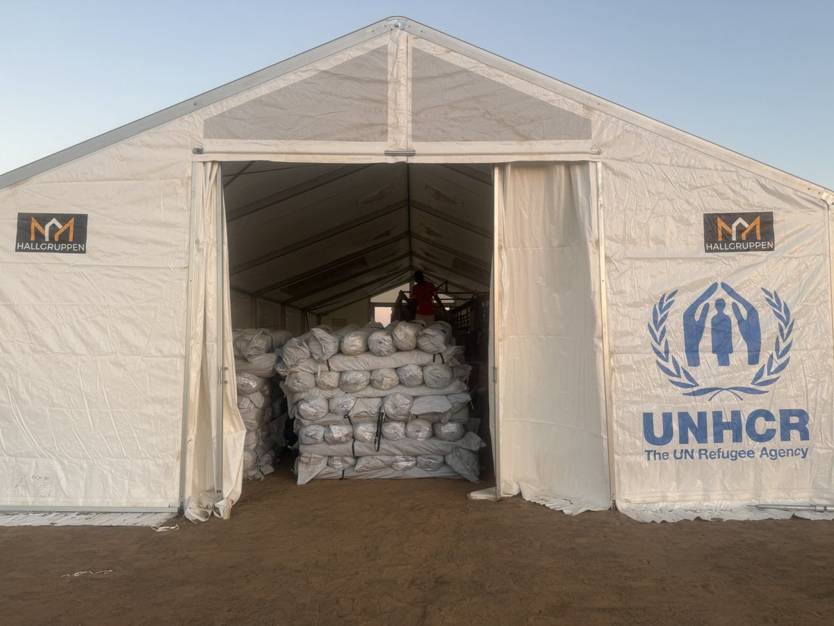 Families fleeing violence in El Fasher arrive in Al Dabbah, Northern State, exhausted, traumatized &amp; with nothing. #UNHCR &amp; partners are on the ground, installing Rub Halls, delivering tents, relief kits &amp; protection services. More arrive every hour. Urgent support is needed now.