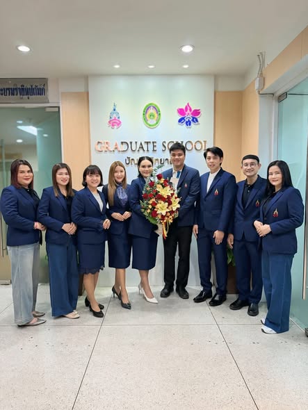 GradSsru's tweet image. สาขาวิชาการบริหารการศึกษา ร่วมแสดงความยินดี กับผู้ช่วยศาสตราจารย์ ดร.วันจักร น้อยจันทร์ ในโอกาสสำเร็จการศึกษาระดับปริญญาเอก ได้ร่วมแสดงความยินดีให้กับ ผู้ช่วยศาสตราจารย์ ดร.วันจักร น้อยจันทร์ เนื่องในโอกาสที่รับพระราชทานปริญญาบัตรจาก จุฬาลงกรณ์มหาวิทยาลัย ในระดับปริญญาเอก