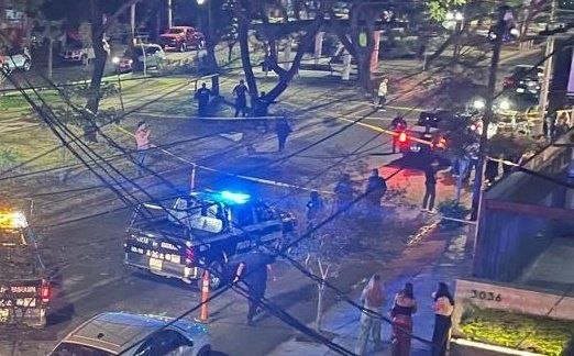 DEPACHECOS's tweet image. Una agresión a balazos ocurrió dentro del bar #SaladeDespecho, situado sobre avenida Pablo Neruda, en la colonia Providencia de #Guadalajara, y dejó como saldo preliminar una persona fallecida y dos más lesionadas.
#Agresion