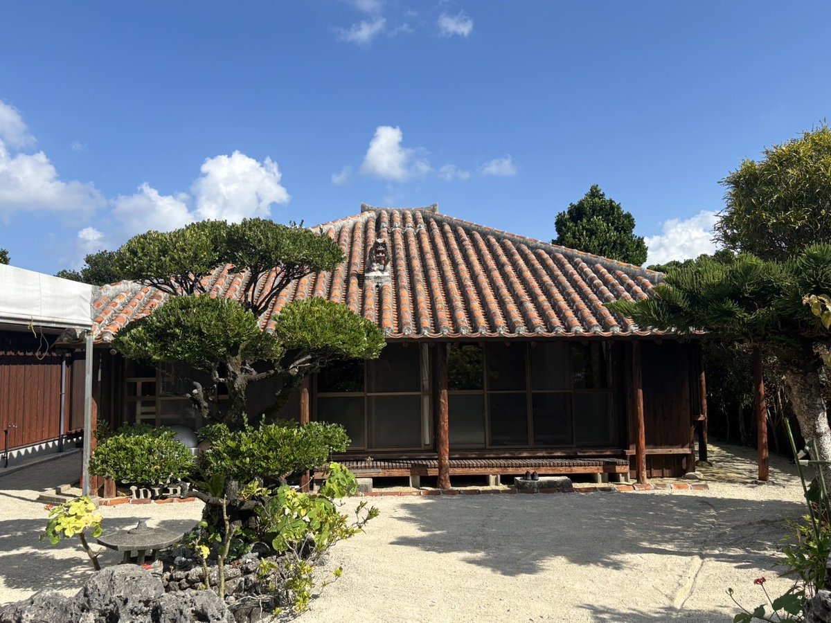 秋の石垣島へ✈️
南国の風に吹かれて、気分リフレッシュ🍃
石垣の街並みをパシャリ📷
日本とは思えない“異国感”がたまらない…
さいこーだわ😌✨

#石垣島
#石垣島旅行
#沖縄旅行
#離島旅
#南国旅行
#絶景スポット
#島旅
#フォトスポット
#カメラ好きな人と繋がりたい
#街並み散歩
#八重山諸島