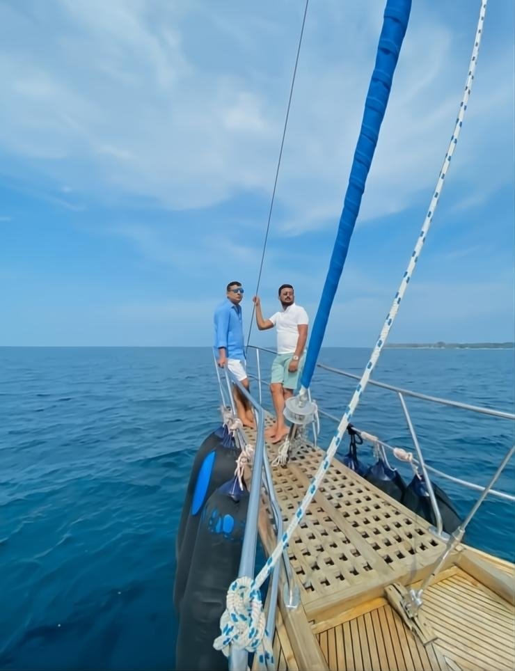 MrigendraSpeaks's tweet image. लालू परिवार को अंदर से जैसे तहस-नहस संजय यादव और रमीज ने किया है उसपर यही कहूंगा कि राजद के बेचारे निष्ठावान और समर्पित कार्यकर्ताओं को अब एक नया पाठ पढ़ा देना चाहिए---जिसे पढ़ाने के लिए ये दो महानुभाव—संजय यादव और रमीज़—अपने निजी जेट से सीधे कक्षा में अवतरित हों....!!

विदेशी…