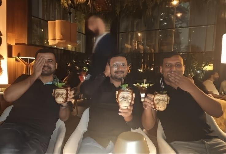 MrigendraSpeaks's tweet image. लालू परिवार को अंदर से जैसे तहस-नहस संजय यादव और रमीज ने किया है उसपर यही कहूंगा कि राजद के बेचारे निष्ठावान और समर्पित कार्यकर्ताओं को अब एक नया पाठ पढ़ा देना चाहिए---जिसे पढ़ाने के लिए ये दो महानुभाव—संजय यादव और रमीज़—अपने निजी जेट से सीधे कक्षा में अवतरित हों....!!

विदेशी…