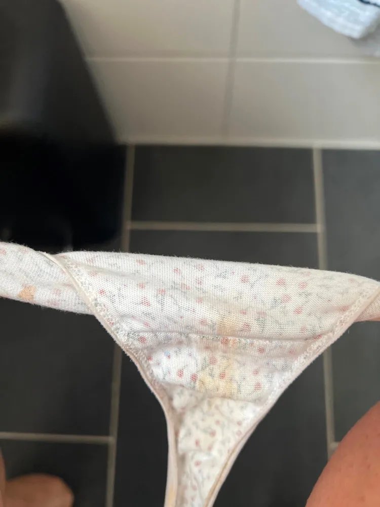 Ich will das du mein Höschen mit Muschisaft kaufst und mir ein Video sendest wie du ableckst