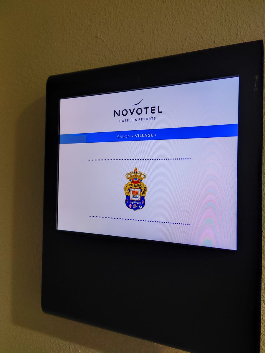 oye <a href="/UDLP_Oficial/">UD Las Palmas</a> en la sala de vídeo de nuestro hotel en Le Mans nos reciben con este escudo, buscamos el hueco para hablar de la táctica ⚽