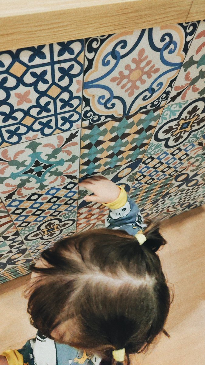 Últimamente M. tiene una pregunta recurrente: «¿Cómo se llama?». A veces la respuesta es obvia. «Peppa». «Calabaza». «Delfín». Otras, no. Pienso mucho sobre en la importancia de invocar una palabra para comprender. Nombrar lo que nos rodea es otra forma de hacerlo real.