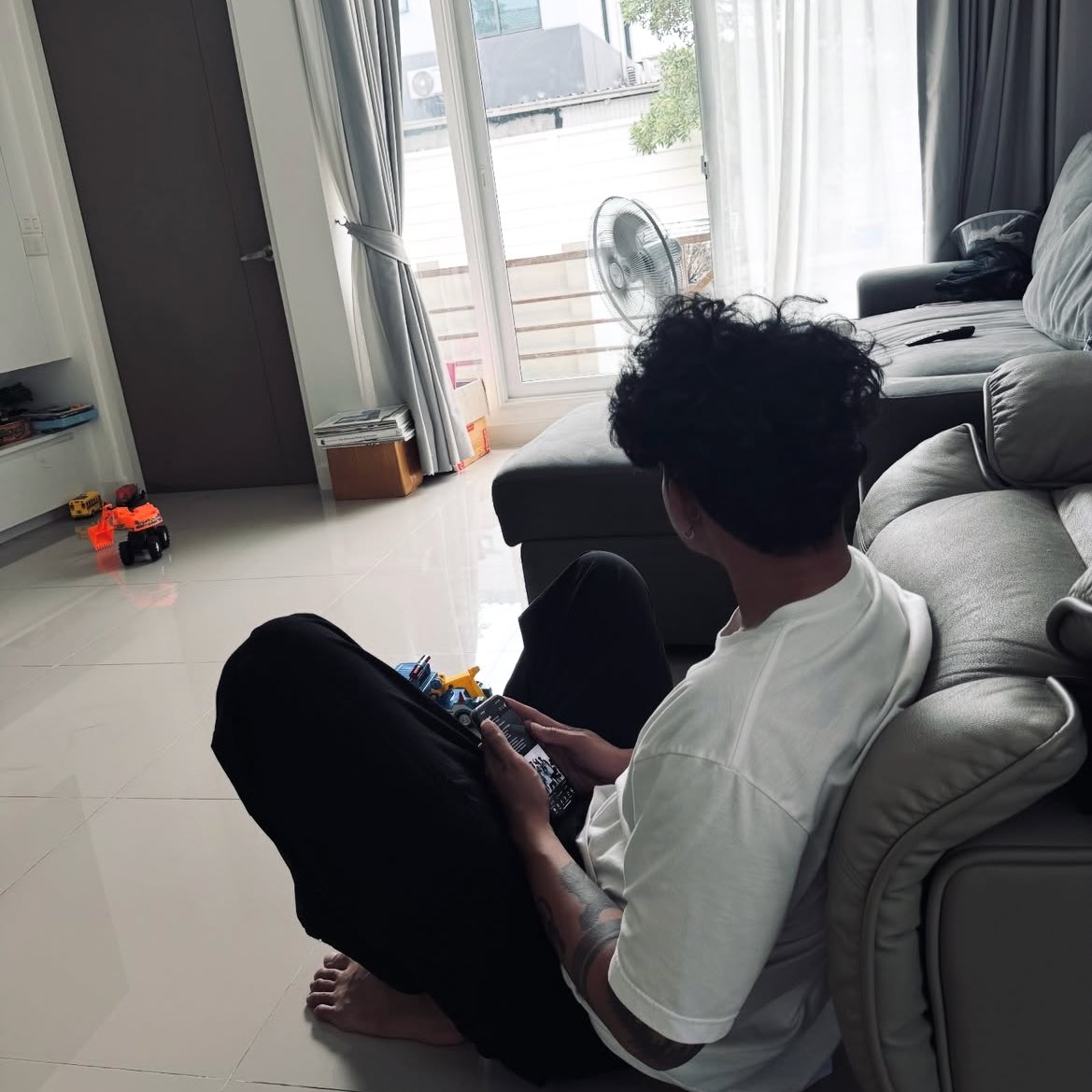 อกหักกับเพื่อน มันเจ็บจริงๆมึง😭 เห็นดิ๊วนั่งมองรูปแล้วกุน้ำตาแตกเลย เราคนนอกยังเสียใจขนาดนี้ กับเขาที่เป็นเพื่อนกันมาตั้งกี่ปี มันจะขนาดไหนวะ แต่พูดไปก็แค่นั้นแล้วอะ ทำได้แค่ยอมรับแหละ อีก6คนที่ยังอยู่ก็ขอให้สู้ๆนะ เข้มแข็ง ทุกอย่างจะผ่านไป เดินหน้าทำคลิปสนุกๆมาอีกนะพี่ๆ #ohana