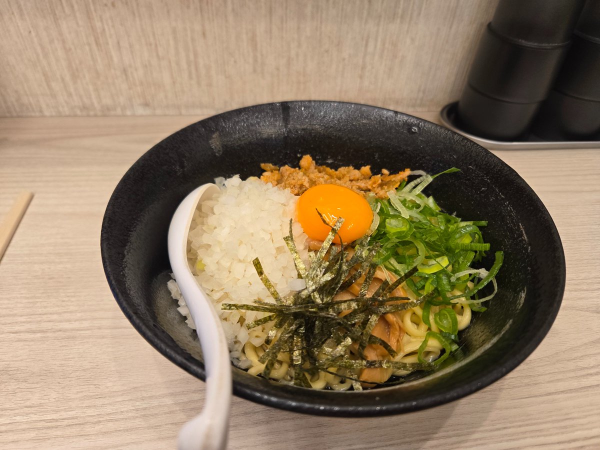 保谷駅南側の 麺匠 鶏吟 で飯🍚。 混ぜ返している時にドーパミン。 麺大盛が無料、最高です。