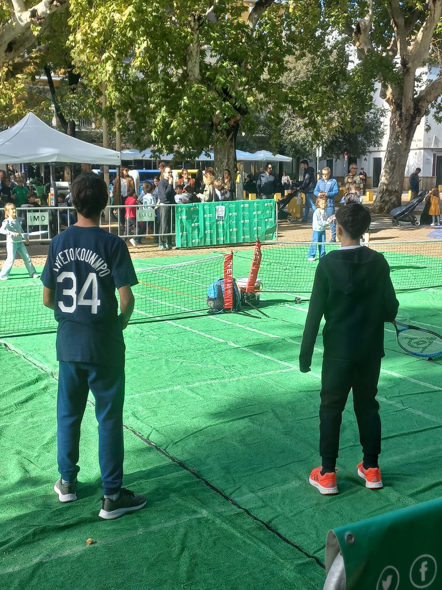 Este domingo hemos disfrutado de Vive la Alameda, una gran jornada de deporte base en la Alameda de Hércules.

Pickleball, kárate, tenis, remo, rugby, gimnasia, talleres, juegos infantiles… 

¡Un día lleno de actividad y convivencia para todos!