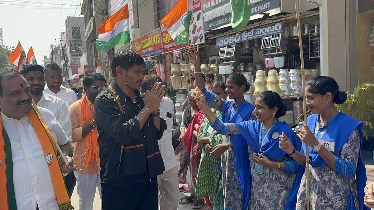 On the historic occasion of the 150th anniversary of the composition of Vande Mataram, a mass singing of the iconic song was organized today at Market Road, Mancherial town.
#Vandemataram 
#150YearsOfVandrMatarm
