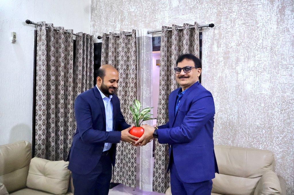 dckoderma's tweet image. आज उत्तरी छोटानागपुर प्रमंडलीय आयुक्त श्री पवन कुमार जी के कोडरमा आगमन पर पौधा भेंट कर उनका अभिवादन किया।

#DistrictAdministrationKoderma @JharkhandCMO @HemantSorenJMM @IprdKoderma