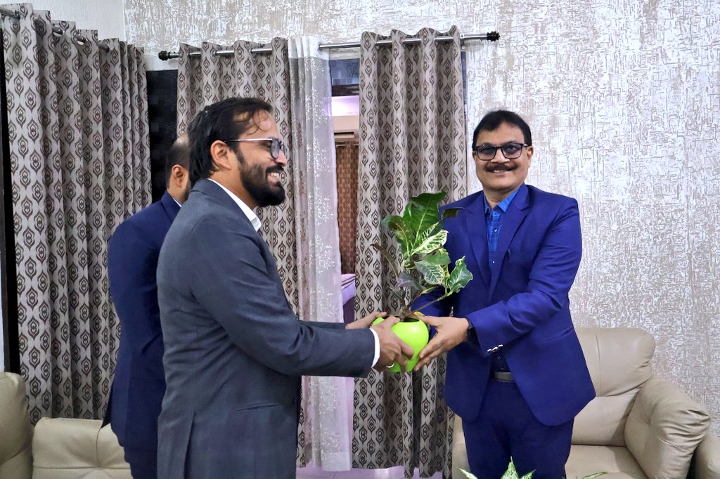 dckoderma's tweet image. आज उत्तरी छोटानागपुर प्रमंडलीय आयुक्त श्री पवन कुमार जी के कोडरमा आगमन पर पौधा भेंट कर उनका अभिवादन किया।

#DistrictAdministrationKoderma @JharkhandCMO @HemantSorenJMM @IprdKoderma