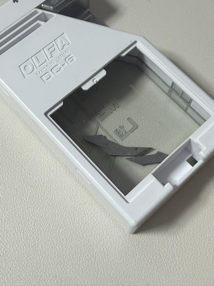 다이어리 속지 만드러 쓰니까 칼날 넘 빨리 닳는데 짜르는 거 번거롭고 위험하고 버리는 것도 휴지 둘둘 싸는 거 귀찮앗는데 커터날 폐기함?? 요런 거 있어서 사 봄;; 개신박해