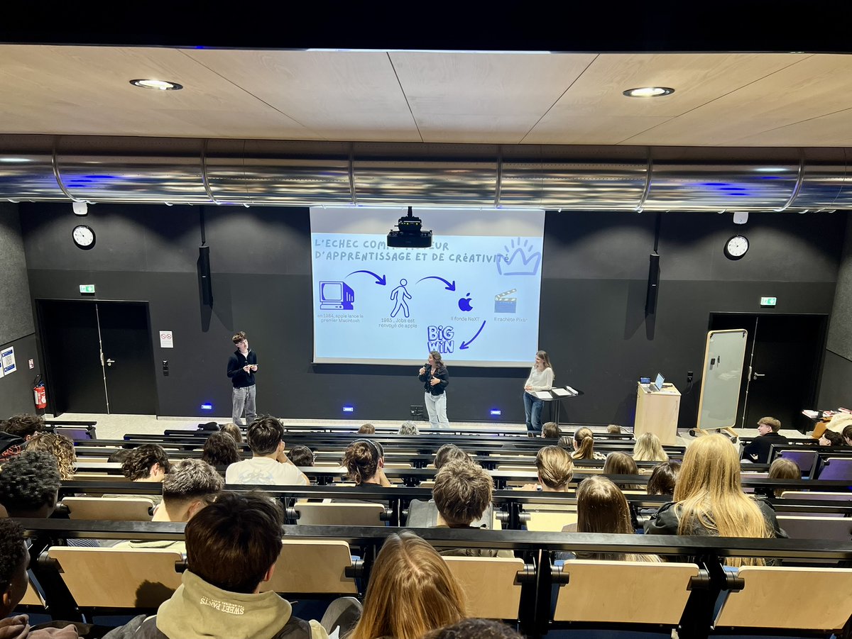 ExceliaGroup's tweet image. [#SpeakingChallenge🗣️] Les #étudiants en 1re année du Bachelor Business à #Excelia #Tours ont eu 3 minutes pour défendre un sujet avec la #communication la plus percutante possible devant un amphithéâtre complet. Un savant mélange d’art oratoire et de confiance en soi !