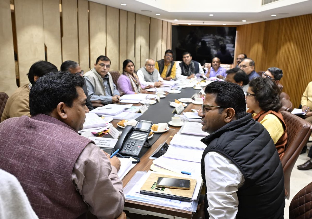 KapilMishra_IND's tweet image. दिल्ली सचिवालय में श्रम कल्याण पर उच्च स्तरीय समीक्षा बैठक, श्रमिकों के कल्याण से जुड़ी योजनाओं की प्रगति पर विचार विमर्श किया गया

श्रमिक विभाग, श्रमिक कल्याण बोर्ड, लेबर वेलफेयर अधिकारियों व सम्बंधित इकाइयों के साथ विस्तृत समीक्षा बैठक हुई

श्रमिको के कल्याण के लिए स्वास्थ्य,…