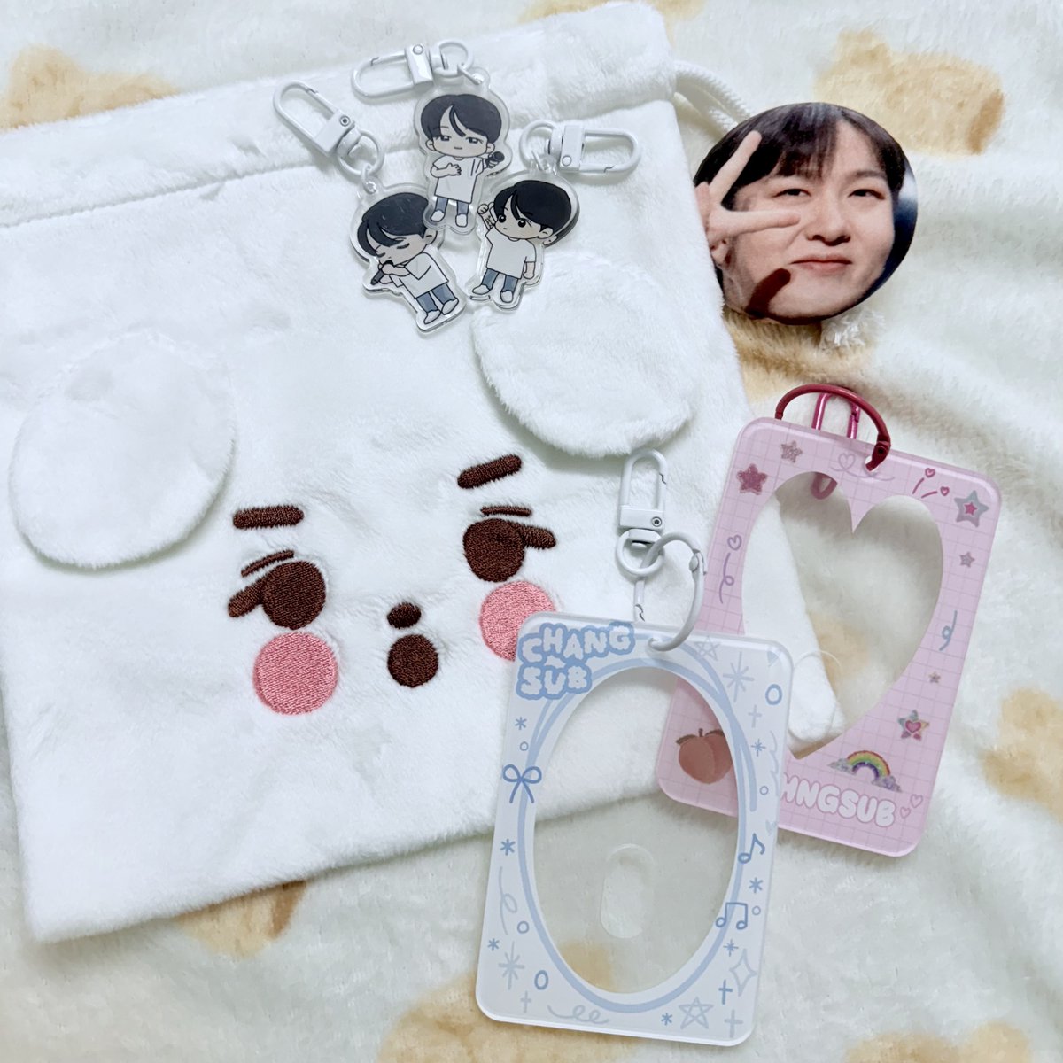 before_subrise's tweet image. 🍑RT 이벤트🍑

특별한 이유는 없고 그냥 창섭이가 너무 예쁘니깐 열어보는 이벤트🥰 

창섭이를 예뻐해주시고 아껴주시고 귀여워해주시고 이해해주시고 격려해주시고 사랑해주실 분들🫶🏻 
RT 추첨 3분께 굿즈세트(조리개파우치, 아크릴포카홀더 2종, 아크릴키링 3종, 말랑핀뱃지)를 선물로 드립니다😉…