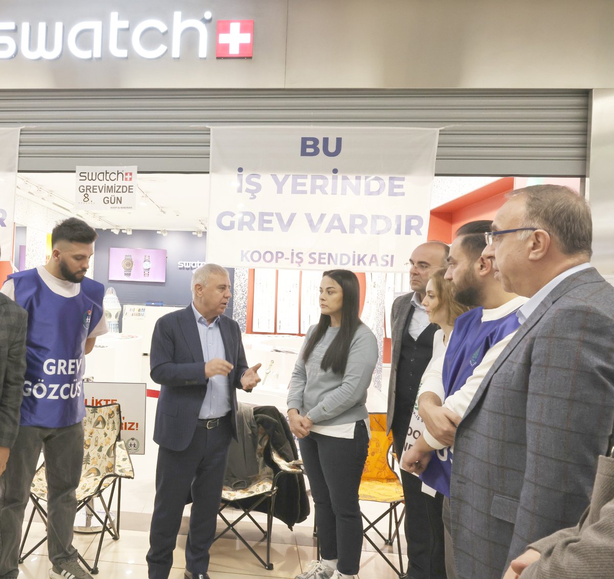 İnsan onuruna yaraşır bir yaşam ve adil bir ücret için greve çıkan Swatch Group Türkiye’deki üyelerimizi Ankamall Swatch mağazasında ziyaret ettim. Grevimizin 8. gününde üyelerimiz heyecanları ve enerjileri ile greve devam ediyor.
Onların kararlı duruşu, onurlu mücadelesi ve