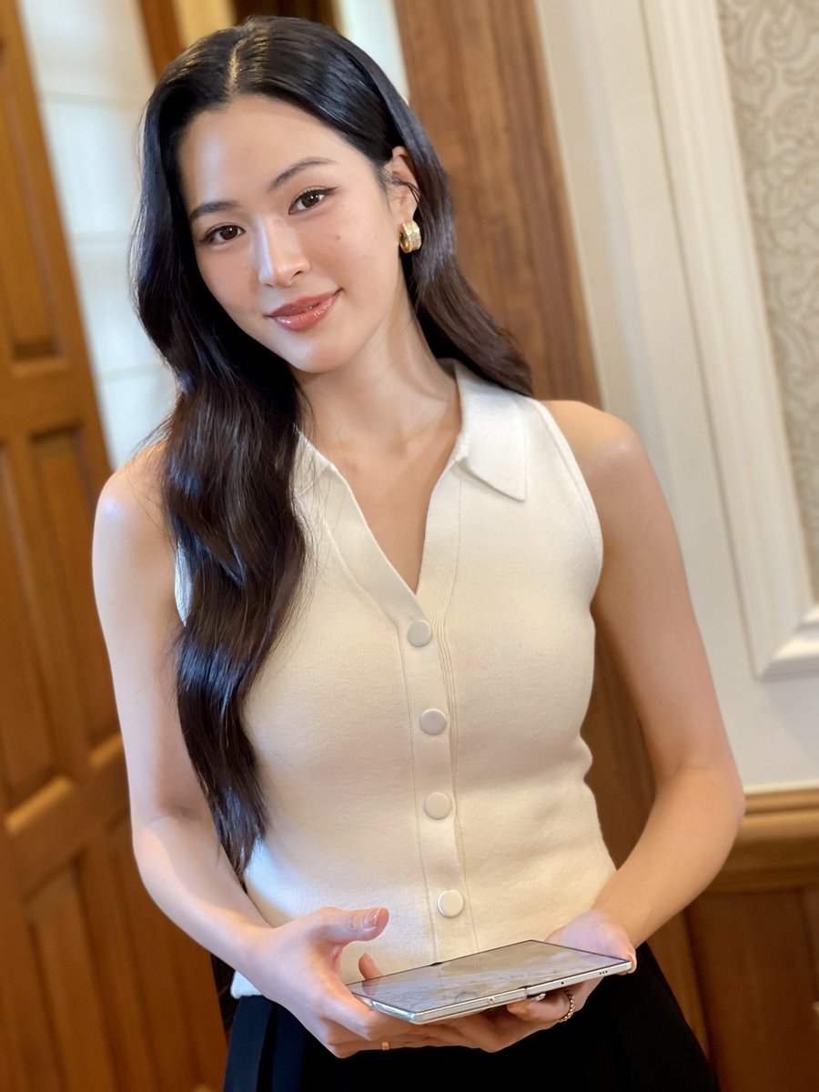 นีน ภีรชา 
- นักธุรกิจ ไฮโซสาว ลูกเศรษฐีตระกูลดัง เป็นเจ้าหญิงของบ้าน ทายาท iperis group เป็นคนตรงๆ ปากไว ใจร้อน ทะเยอทะยาน อยากได้อะไรก็ต้องได้ ไม่ยอมใครนอกจากภรรยา

รัญชน์ รัญชน์ลภัส 
- นักกฎหมายสาวคนเก่ง ใจเย็น พูดเพราะ ขยันทำงาน รักครอบครัวและรักภรรยามากกกกก