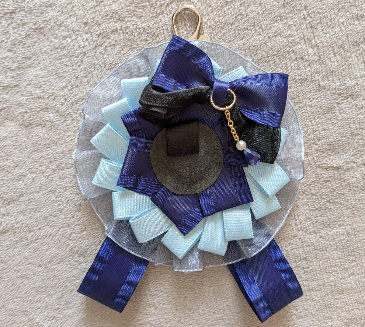 友達へプレゼント用に、缶バッジロゼット作ったよ