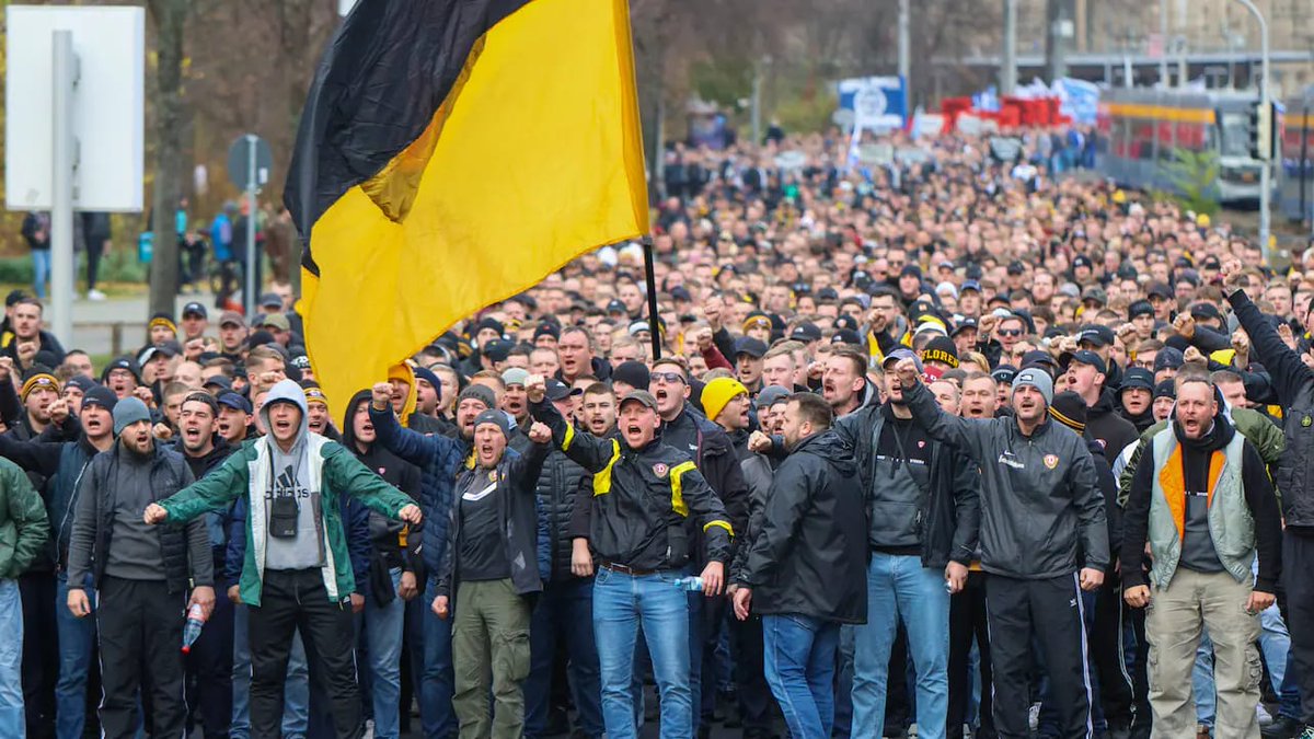 force_dark35's tweet photo. Yollar yürümekle aşınır,
Özgür tribünler değil.

Tribün kültürüne sahip çıkan Alman tribün gruplarına selam olsun !

Wir stehen an der Seite derer, die die Kultur schützen. https://t.co/bodUy6izAt