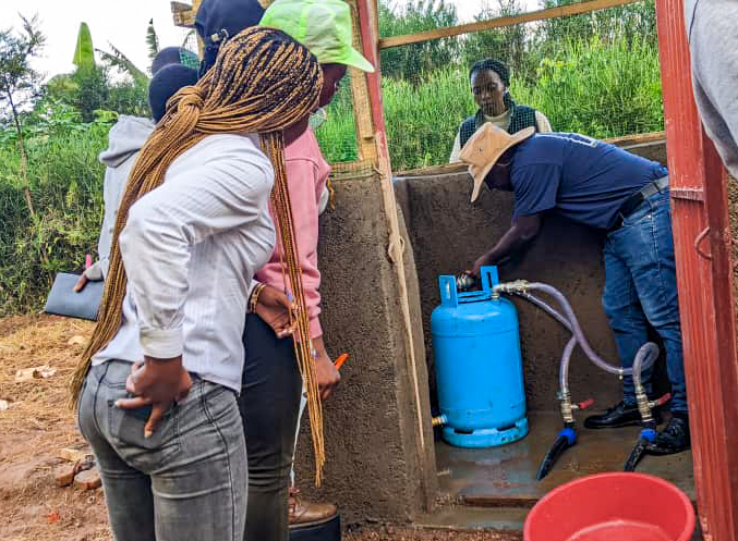 NjengaGreens's tweet image. #NjengaGreens, in partnership with @EarthEnable, conducted the second training for their team. The focus this time was on fertigation and record-keeping, the real drivers behind smart greenhouse success. 

Together we are learning, applying &amp;amp; growing. 

#SmartFarming #AgExtension