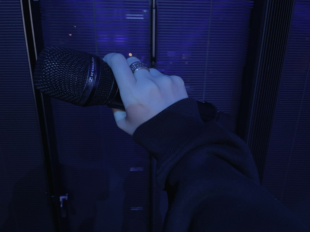 eumza1's tweet image. めっちゃ久しぶりのLIVE既に最高すぎてやばいぜ。お互い全力で楽しもうな、Kanadevia Hallまじの対よろです☠️

#DUSTCELL月の裏