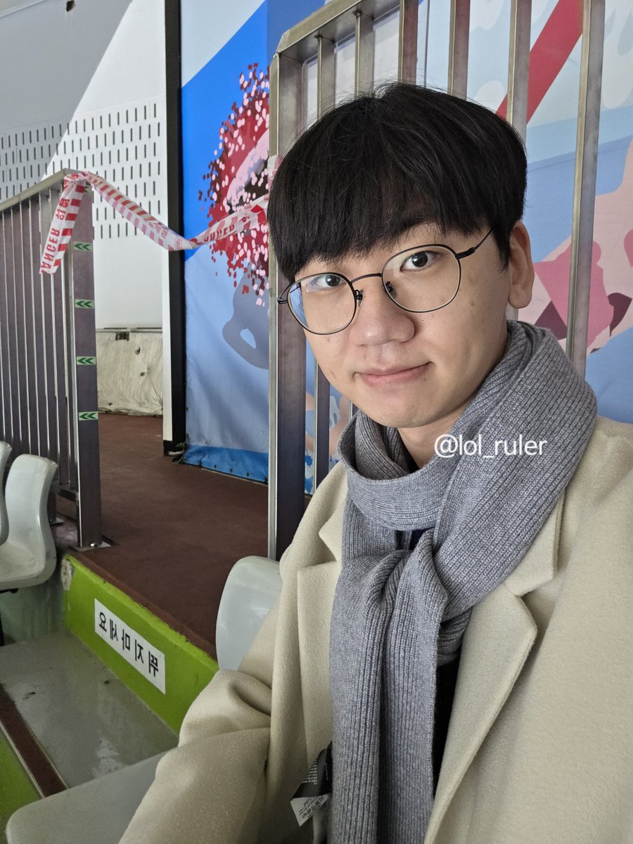 롤 안 보는 친구가 쇼트트랙 보러 갔다가 
도란 자만추 했다고 보내줬어요 🐿