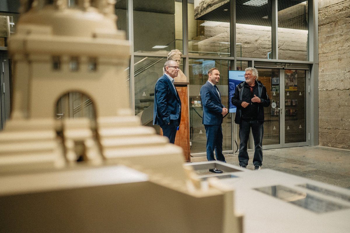 Landtagspräsident vor Ort in Leipzig: Alexander Dierks informiert sich über die Arbeit des Fraunhofer IZI, wo Zell- und Gentherapeutika für die klinische Prüfung hergestellt werden und besucht das Völkerschlachtdenkmal, das an die Völkerschlacht von 1813 erinnert.