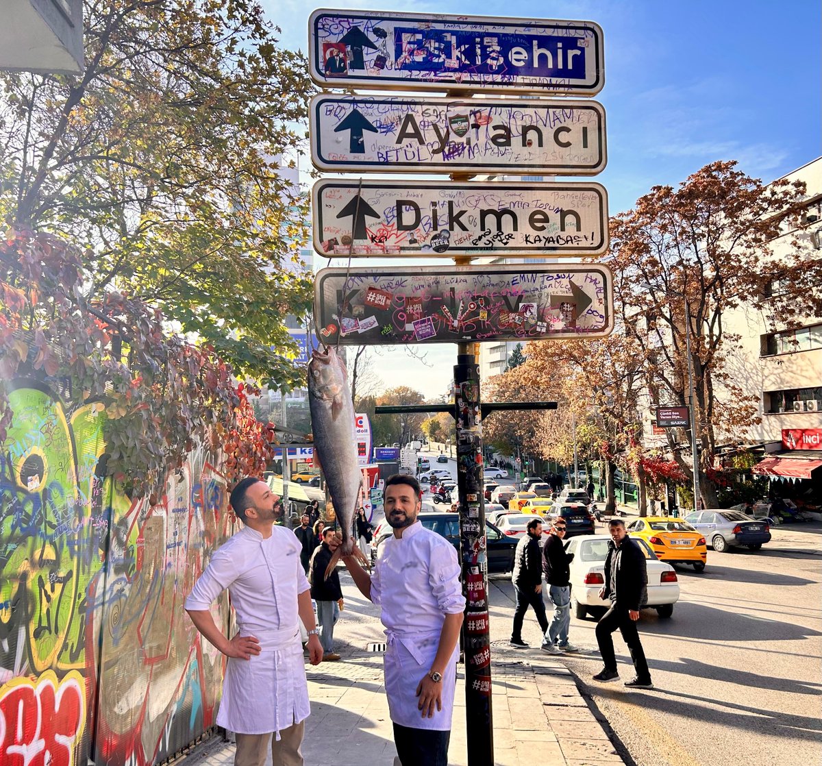 populicc's tweet photo. Viral olan Kızılay tabelasına balık takıldı. https://t.co/UazKRktFLY