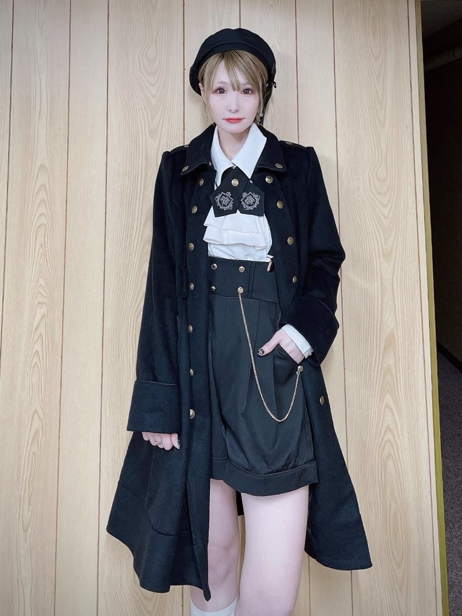 nabe_Amavel's tweet image. 🎖️ 𝑴𝒚𝒔𝒕𝒆𝒓𝒊𝒐𝒖𝒔 𝑮𝒖𝒂𝒓𝒅𝒊𝒂𝒏 🎖️

Mysterious Guardianロングコートを使ったアレンジコーデ🪄
クロスタイブラウス×ショーパンにコートを前開きで着用⚜️

☑︎コート…¥17,600
☑︎ブラウス…¥7,480
☑︎ショートパンツ…¥9,350

#Amavel #アマベル #池べる