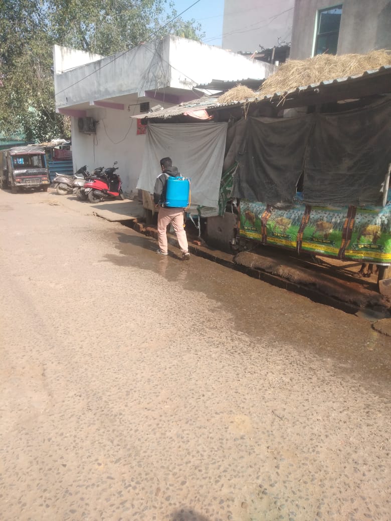 SMC_Sambalpur's tweet image. Mosquito repellent oil has been sprayed across Gopalmal, Ward No. 26. This action is part of the routine vector-control drive aimed at preventing mosquito breeding and minimizing dengue and malaria risks.
#VectorControl