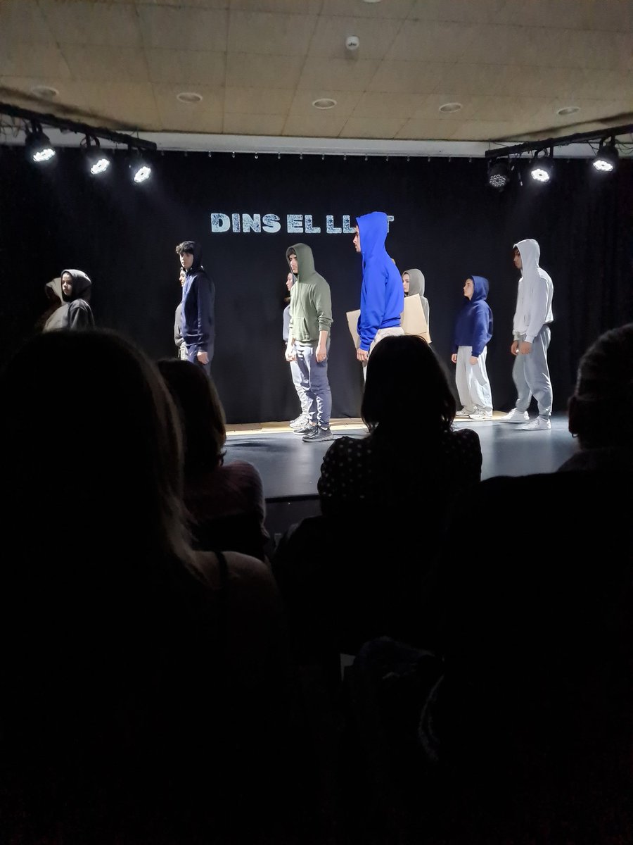 Al Centre cívic Les Ninetes. A l'espai Marfà es va representar divendres l'Obra de Teatre DINS EL LLOT. Adolescents inmigrants van representar el Drama dels MENORES no Acompanyats que arriben a les nostres costes.
