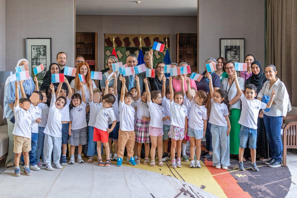 As part of the commemorations of #11November, a class of KG1 pupils from <a href="/LyceeOman/">Lycée Français de Mascate | OMAN</a> visited <a href="/FranceinOman/">French Embassy in Oman 🇫🇷</a> and made flags, Bleuets and other commemorative symbols. Ambassador <a href="/HajlaouiNabil/">Ambassadeur Nabil Hajlaoui السفير نبيل حجلاوي</a> &amp; spouse welcomed them in the Residence of 🇫🇷 where they proudly presented their creations.